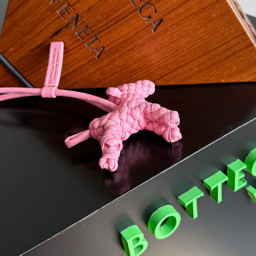 Batch 540 BOTTEGA VENETA2025 new puppy-shaped pendant braided puppy is now online😎The leather braided puppy-shaped pendant can be hung on any handbag, and it is as cute, delicate and colorful as it matches with a bag. Cute and cute, it will touch your heart at any time. It can be hung on bags or keychains. Who can resist such a cute puppy💓 Style number: 807068